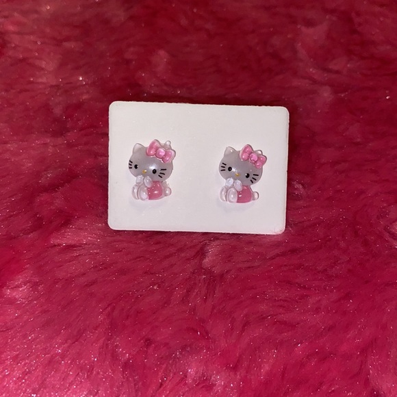Hello Kitty Stud Earrings - Picture 2 of 2